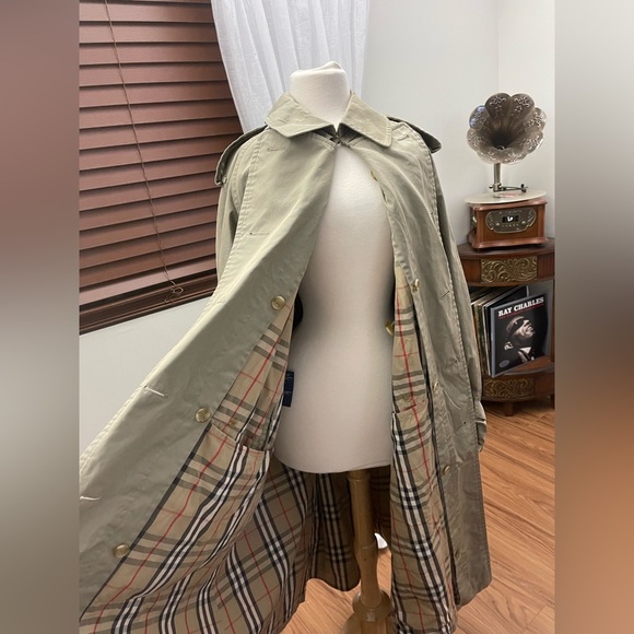 Vintage olive Burberry trench coat - Picture 4 of 13